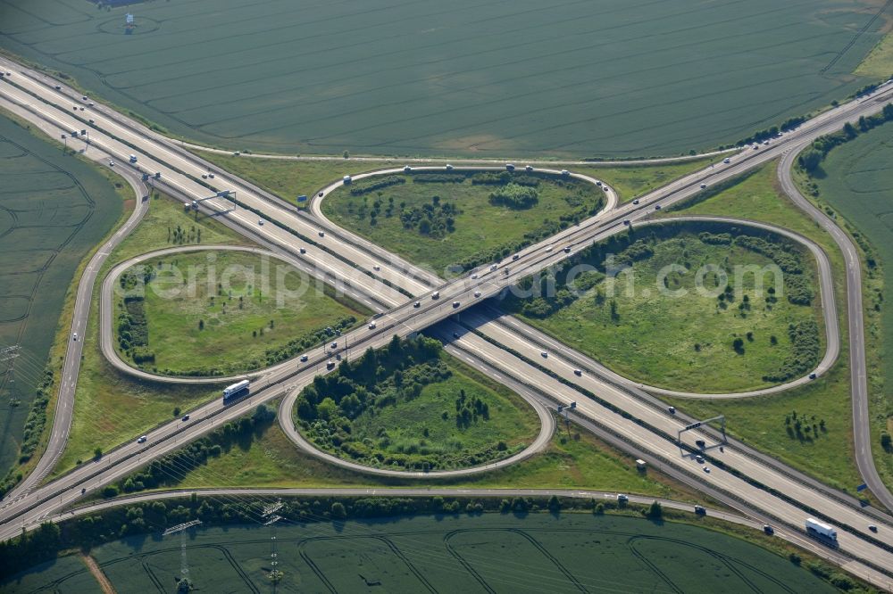 Aerial photograph Barleben - Routing and traffic lanes during the highway exit and access the motorway A 2 - E30 Magdeburg-Zentrum in Barleben in the state Saxony-Anhalt