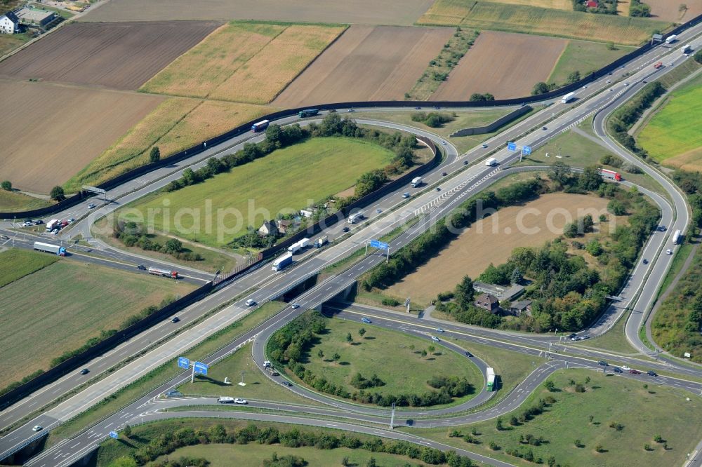 Aerial image Mannheim - Routing and traffic lanes during the highway exit and access the motorway A 6 Mannheim-Sandhofen in the state Baden-Wuerttemberg