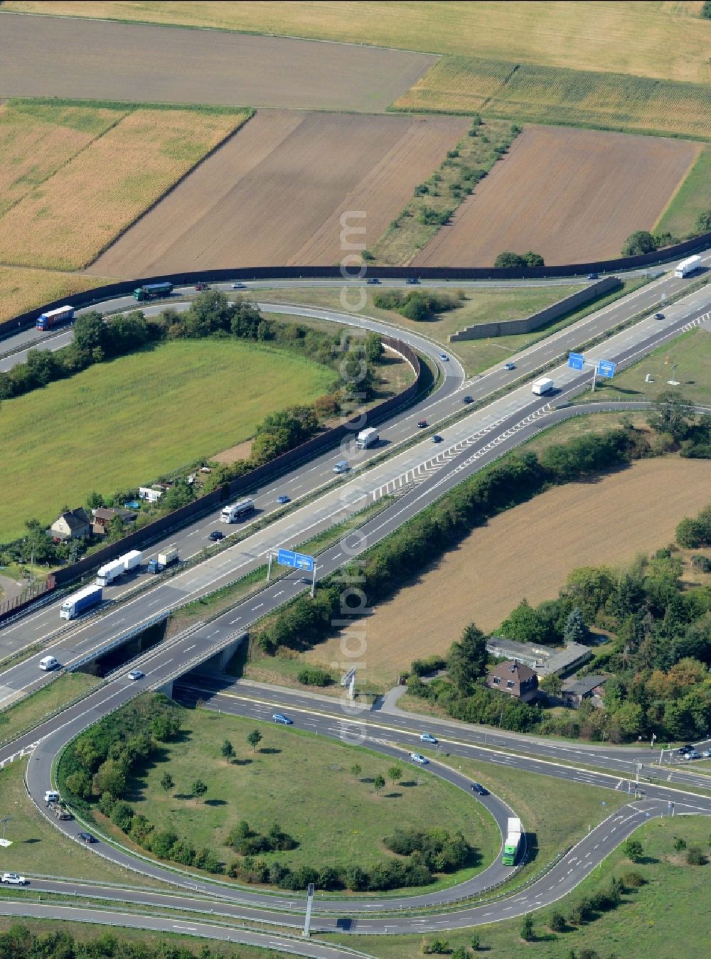 Aerial photograph Mannheim - Routing and traffic lanes during the highway exit and access the motorway A 6 Mannheim-Sandhofen in the state Baden-Wuerttemberg