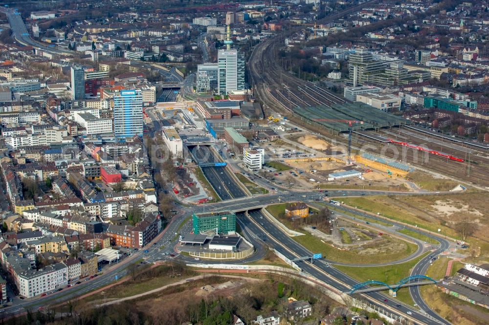 Duisburg from above - Routing and traffic lanes during the highway exit and access the motorway A 59 Mercatorstrasse on Central Station in the district Duisburg Mitte in Duisburg in the state North Rhine-Westphalia