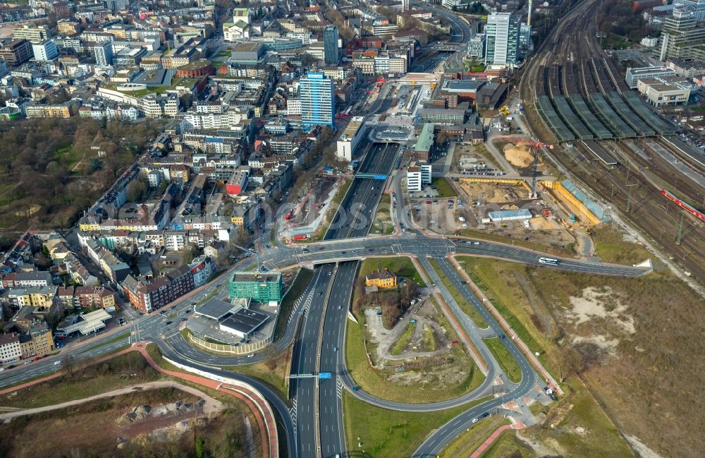 Duisburg from the bird's eye view: Routing and traffic lanes during the highway exit and access the motorway A 59 Mercatorstrasse on Central Station in the district Duisburg Mitte in Duisburg in the state North Rhine-Westphalia