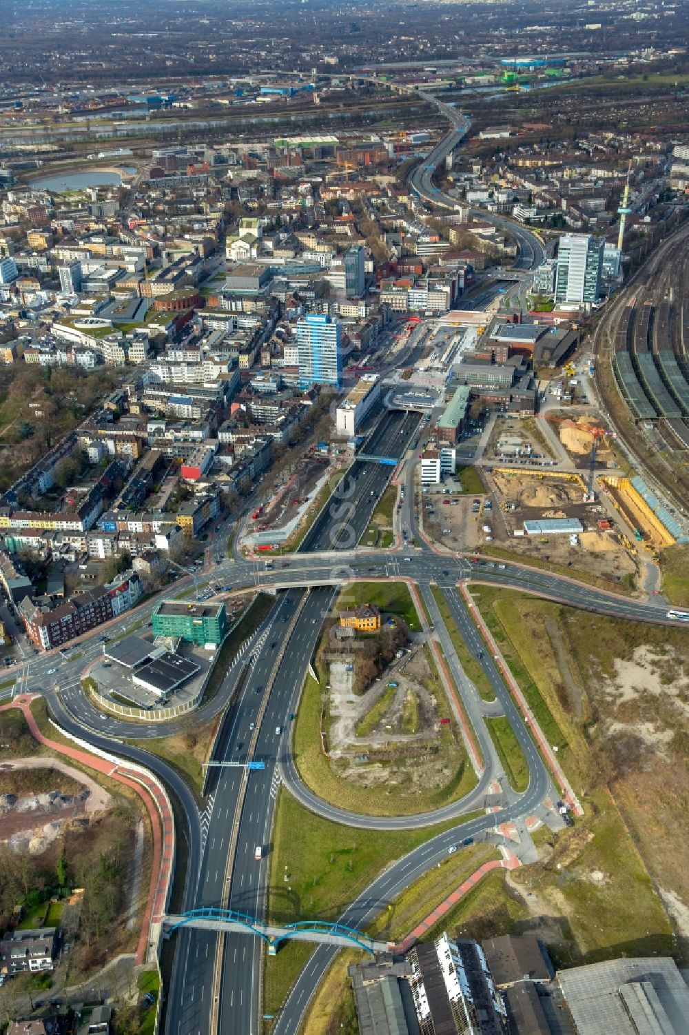 Aerial image Duisburg - Routing and traffic lanes during the highway exit and access the motorway A 59 Mercatorstrasse on Central Station in the district Duisburg Mitte in Duisburg in the state North Rhine-Westphalia