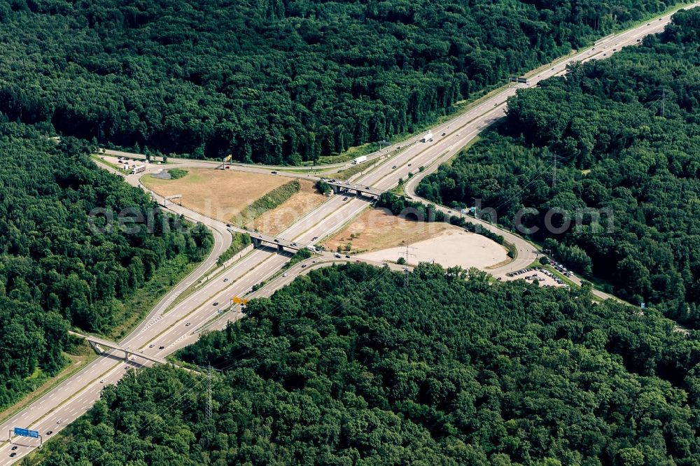 Offenburg from the bird's eye view: Routing and traffic lanes during the highway exit and access the motorway A 5 in Offenburg in the state Baden-Wuerttemberg, Germany