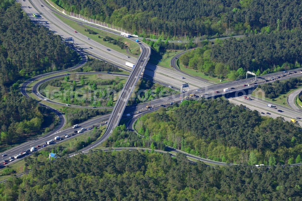 Stahnsdorf from the bird's eye view: Routing and traffic lanes during the highway exit and access the motorway A115 - E51 Potsdam-Babelsberg in the state Brandenburg