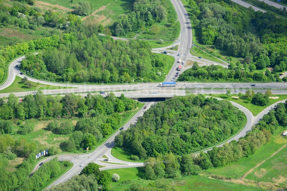 Bad Schwartau from the bird's eye view: Routing and traffic lanes during the highway exit and access the motorway A 1 - E47 Sereetz an der A226 in Bad Schwartau in the state Schleswig-Holstein