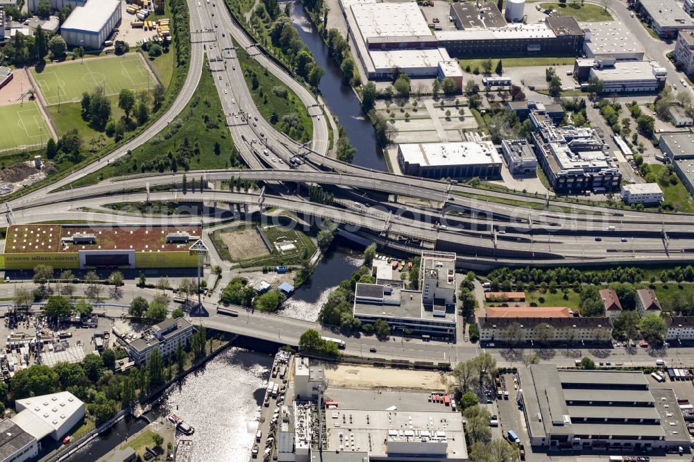 Berlin from the bird's eye view: Routing and traffic lanes during the highway exit and access the motorway A 100 B113 destrict Neukoeln in Berlin, Germany