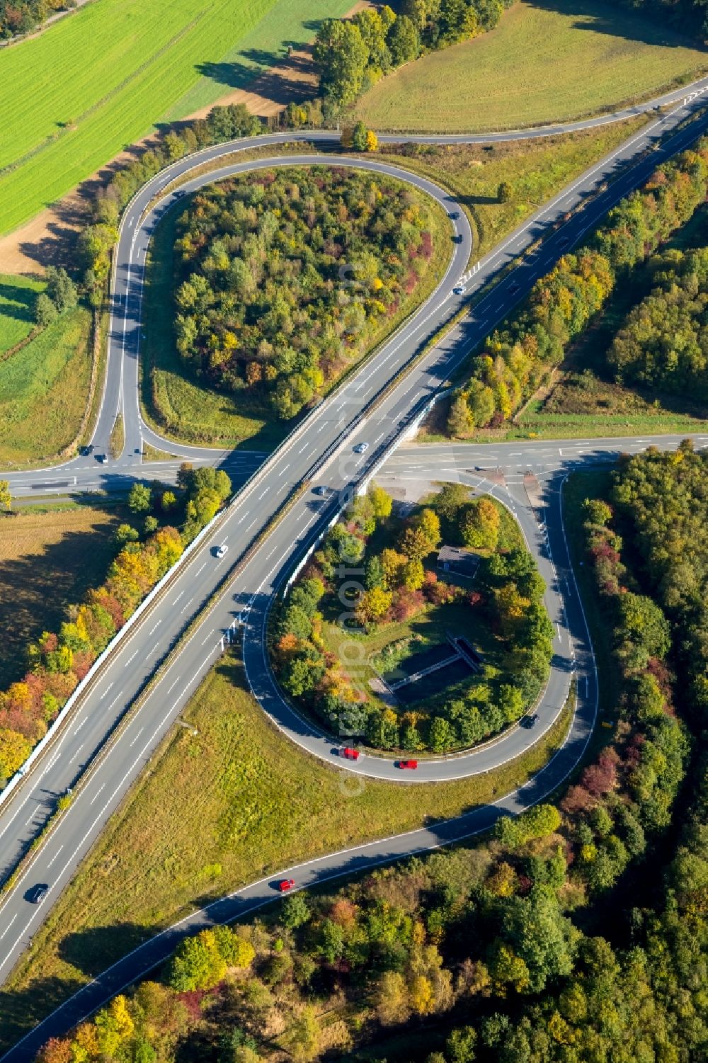 Meschede from the bird's eye view: Routing and traffic lanes during the highway exit and access the motorway A 46 Wennemen in Meschede in the state North Rhine-Westphalia