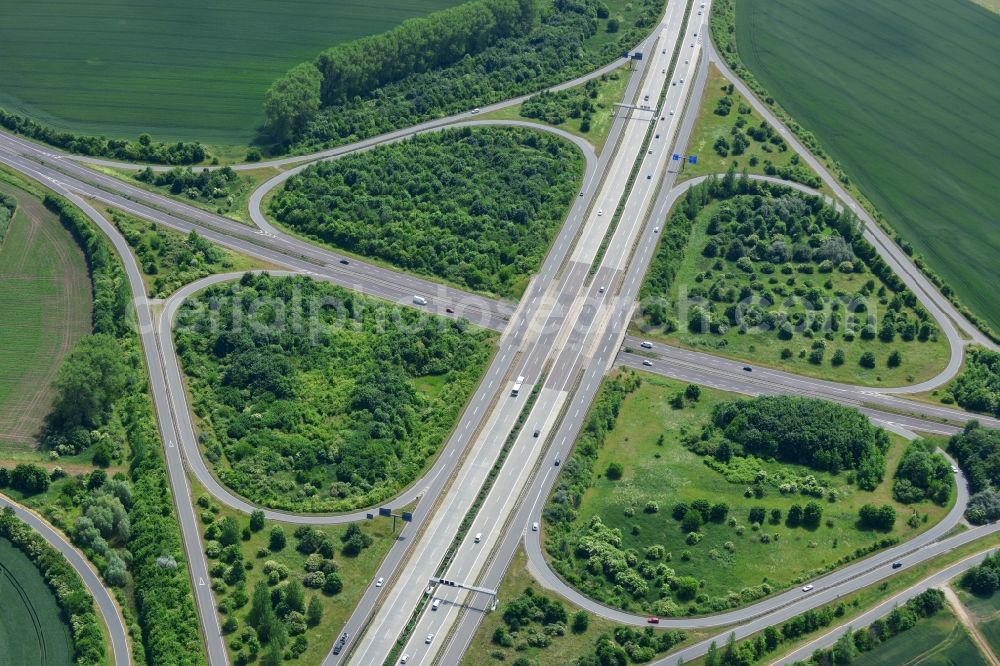 Magdeburg from the bird's eye view: Routing and traffic lanes during the highway exit and access the motorway A 14 near Sudenburg in Magdeburg in the state Saxony-Anhalt