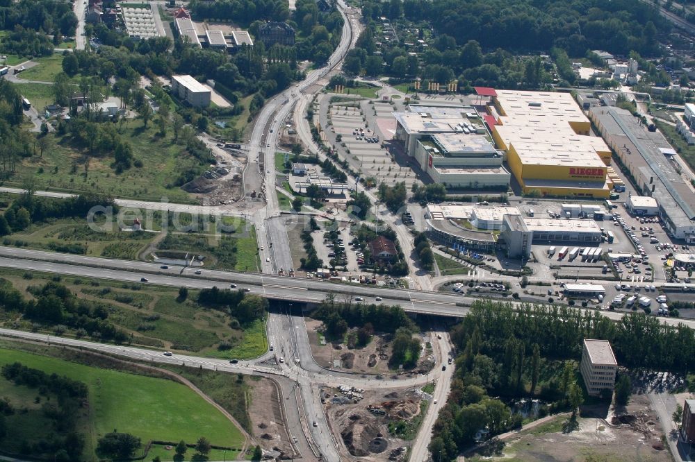 Gera from the bird's eye view: Routing and traffic lanes during the highway exit and access the motorway A 4 zur Bundesstrasse B7 in Gera in the state Thuringia