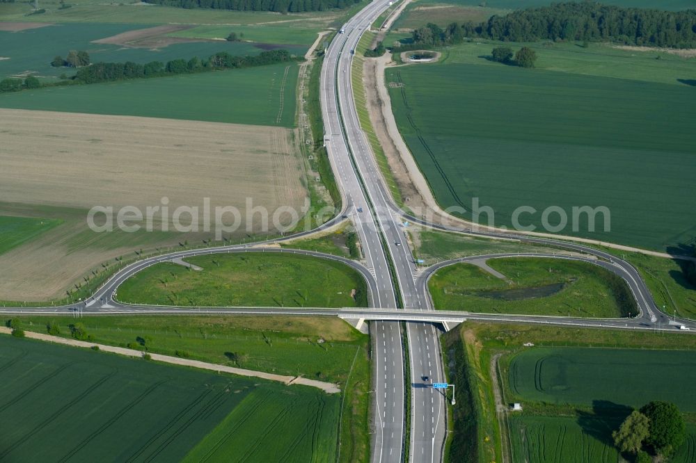 Aerial image Groß Warnow - Routing and traffic lanes during the highway exit and access the motorway A 42 to the Landesstrasse L134 in Gross Warnow in the state Brandenburg, Germany