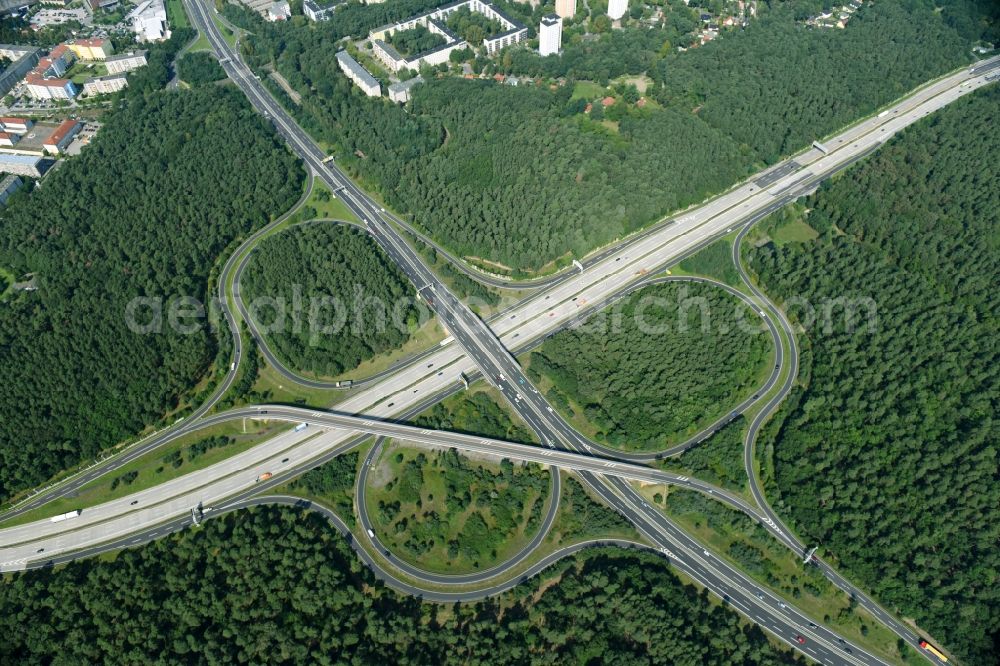 Aerial image Potsdam - Routing and traffic lanes during the highway exit and access the motorway A 115 to the L40 in the district Drewitz in Potsdam in the state Brandenburg, Germany