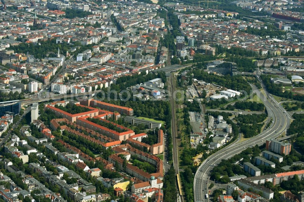 Berlin from the bird's eye view: Routing and traffic lanes during the highway exit and access the motorway A 103 to the A100 in the district Schoeneberg in Berlin, Germany