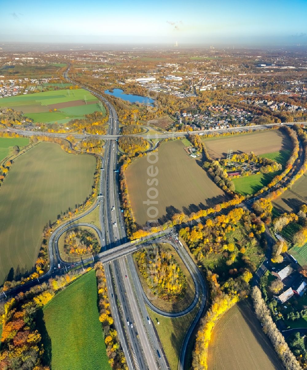 Aerial photograph Bochum - Routing and traffic lanes during the highway exit and access the motorway A 43 to the Universitaetsstrasse in Bochum in the state North Rhine-Westphalia, Germany