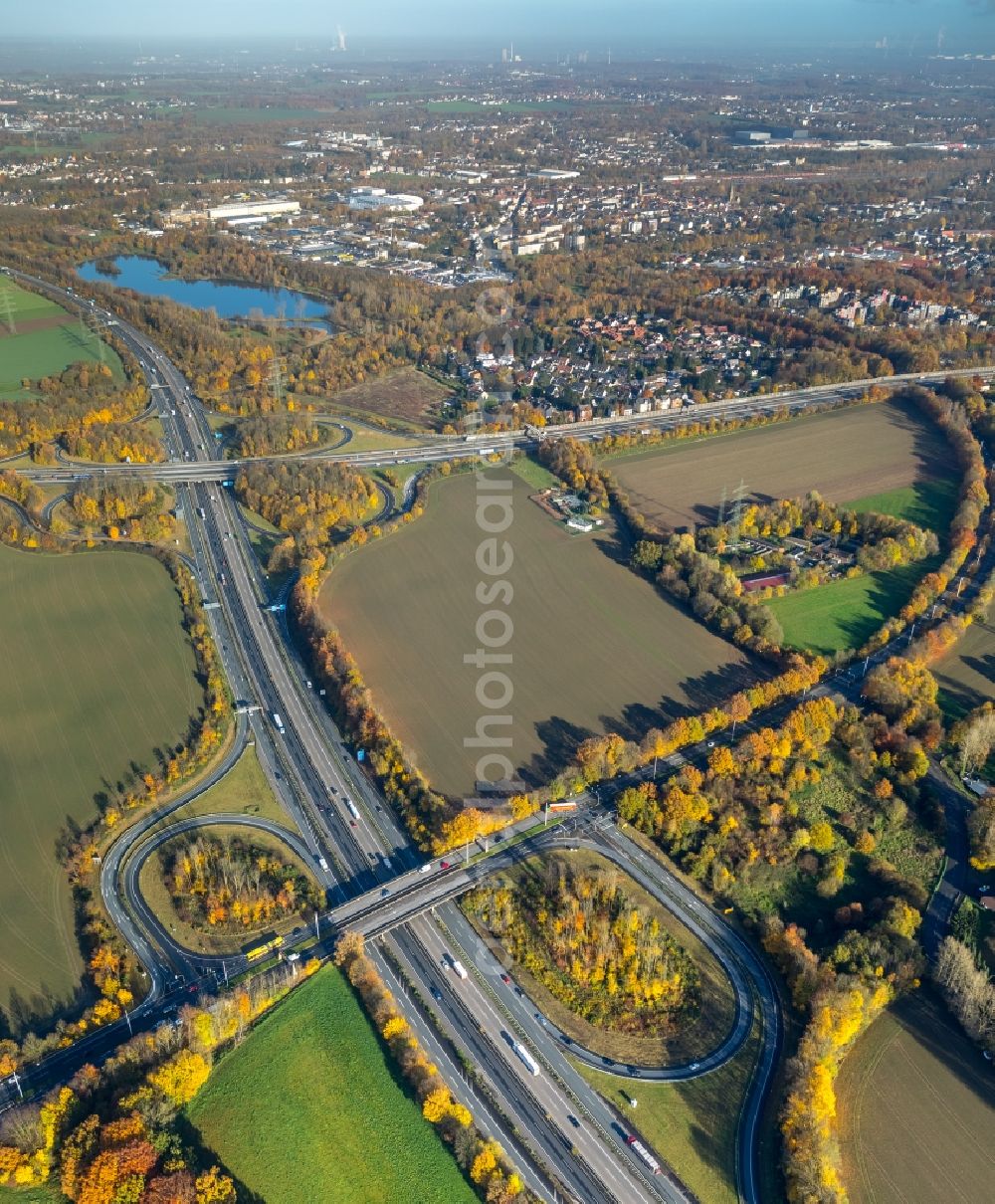 Bochum from the bird's eye view: Routing and traffic lanes during the highway exit and access the motorway A 43 to the Universitaetsstrasse in Bochum in the state North Rhine-Westphalia, Germany