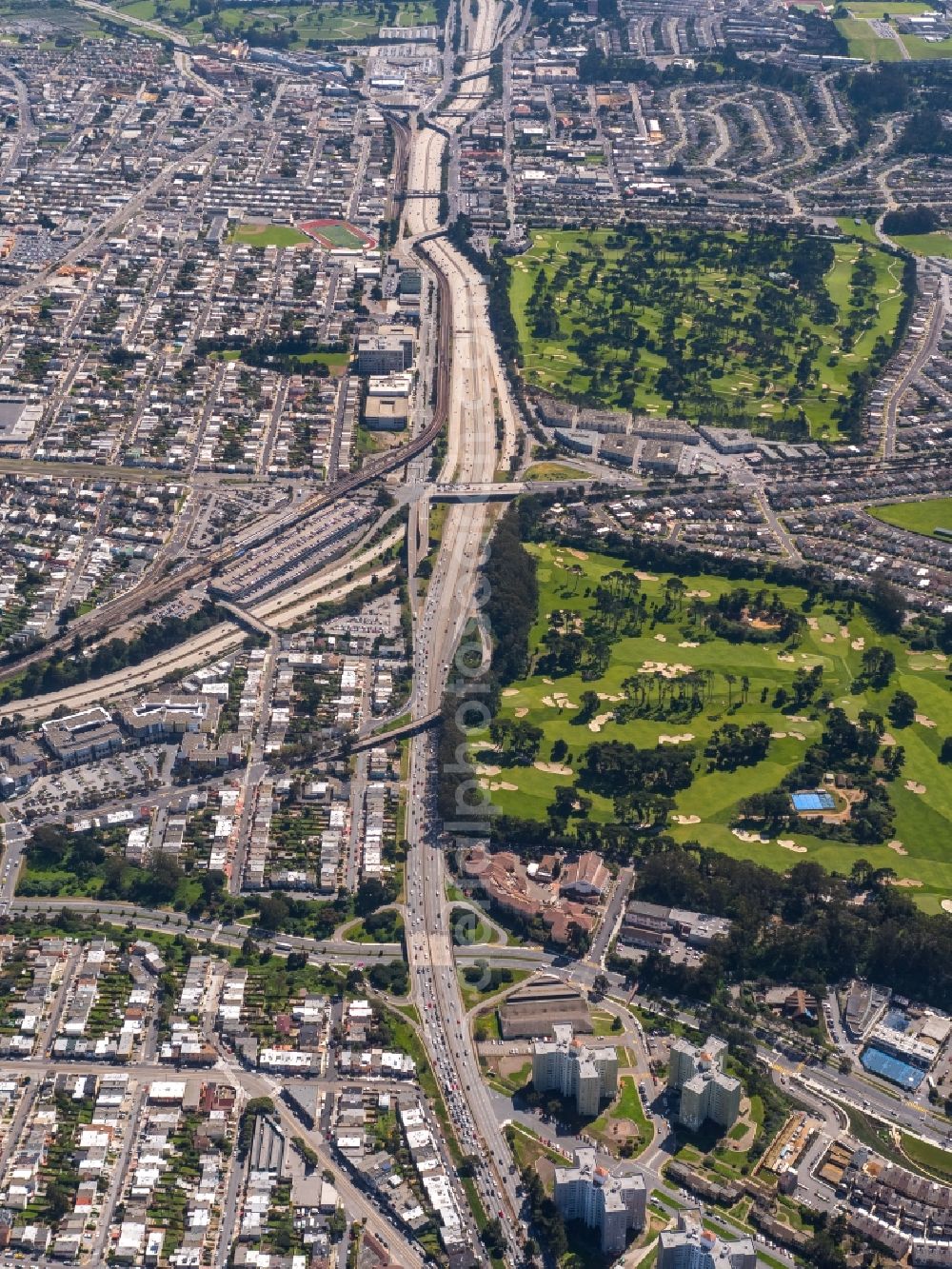 Aerial photograph San Francisco - Routing and traffic lanes during the highway exit and access the motorway Daly City on San Francisco Golf Club in San Francisco in California, USA