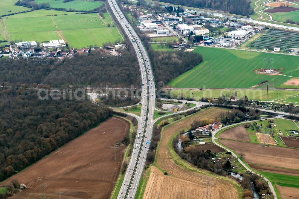 Aerial photograph Riegel am Kaiserstuhl - Routing and traffic lanes during the highway exit and access the motorway A5 bei in Riegel am Kaiserstuhl in the state Baden-Wuerttemberg, Germany