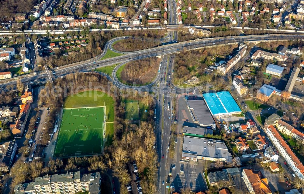 Aerial photograph Herne - Routing and traffic lanes during the highway exit and access the motorway A 42 and die Sportanlage Emscherstrasse in Herne in the state North Rhine-Westphalia, Germany