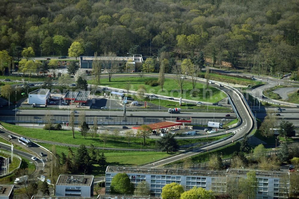 Aerial photograph Vélizy-Villacoublay - Routing and traffic lanes of the highway exit of motorway A 86 in the South of Velizy-Villacoublay in Ile-de-France, France