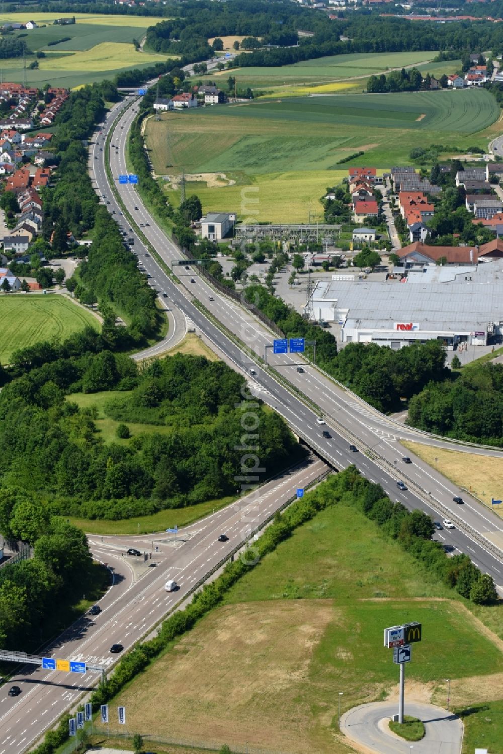 Aerial photograph Pentling - Routing and traffic lanes during the highway exit and access the motorway A 93 in Pentling in the state Bavaria, Germany