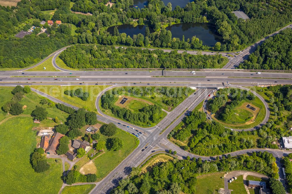 Aerial photograph Gladbeck - Routing and traffic lanes during the highway exit and access the motorway A 2 and the B224 in Gladbeck at Ruhrgebiet in the state North Rhine-Westphalia