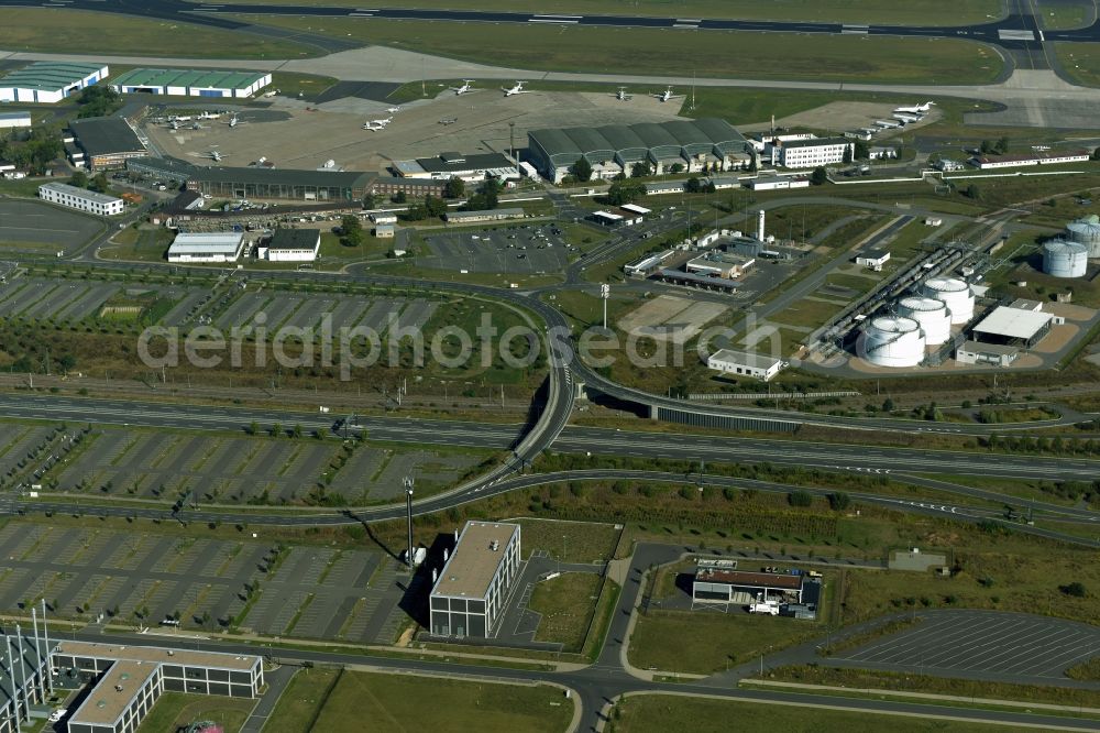 Aerial image Schönefeld - Route guidance and traffic lanes in the course of the motorway exit and driveway to the airport BER in Schoenefeld in the state of Brandenburg