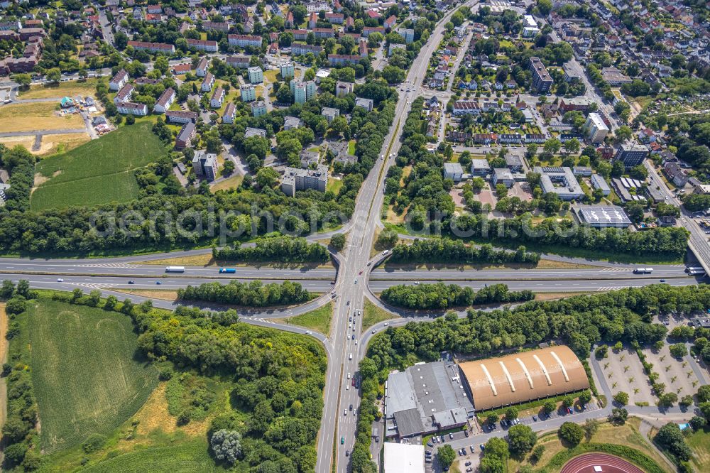 Castrop-Rauxel from above - Route and lanes in the course of the exit and access of the motorway junction of the BAB A42 and the Bundesstrasse B235, anschlussstelle Castrop-Rauxel in Castrop-Rauxel at Ruhrgebiet in the state North Rhine-Westphalia, Germany