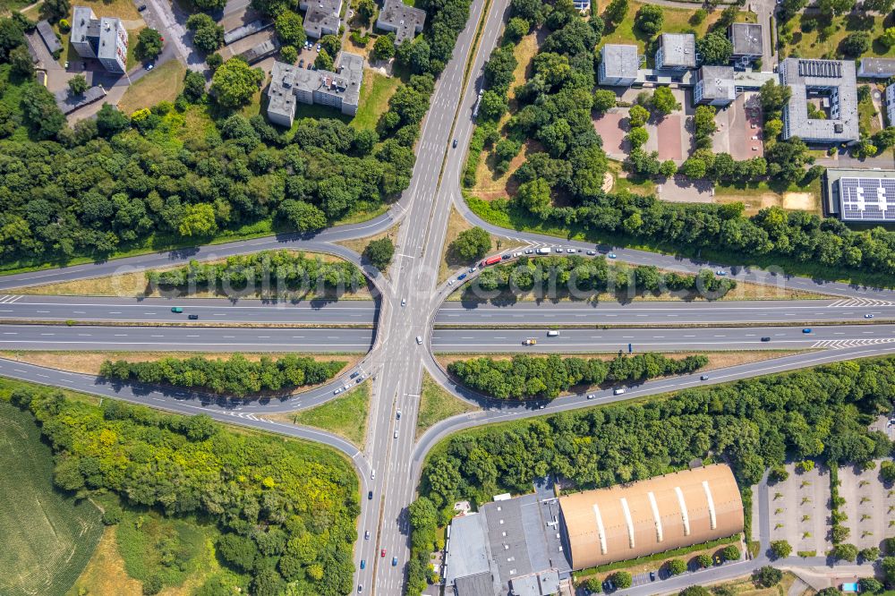 Aerial photograph Castrop-Rauxel - Route and lanes in the course of the exit and access of the motorway junction of the BAB A42 and the Bundesstrasse B235, anschlussstelle Castrop-Rauxel in Castrop-Rauxel at Ruhrgebiet in the state North Rhine-Westphalia, Germany