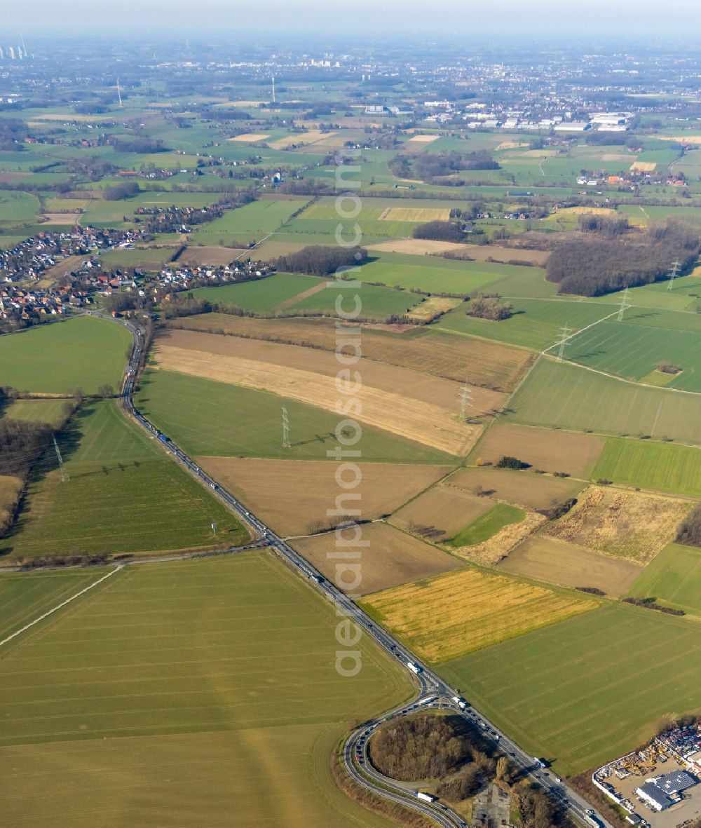 Werl from the bird's eye view: route and lanes in the course of the exit and access of the motorway junction of the BAB A445 on Bundesstrasse B63 am Industriegebiet on Hammer Strasse in Werl at Ruhrgebiet in the state North Rhine-Westphalia, Germany