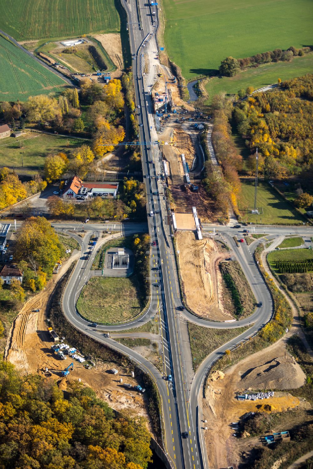 Aerial photograph Duisburg - Route and lanes in the course of the exit and access of the motorway junction of the BAB AA524 - L288 in Duisburg at Ruhrgebiet in the state North Rhine-Westphalia, Germany