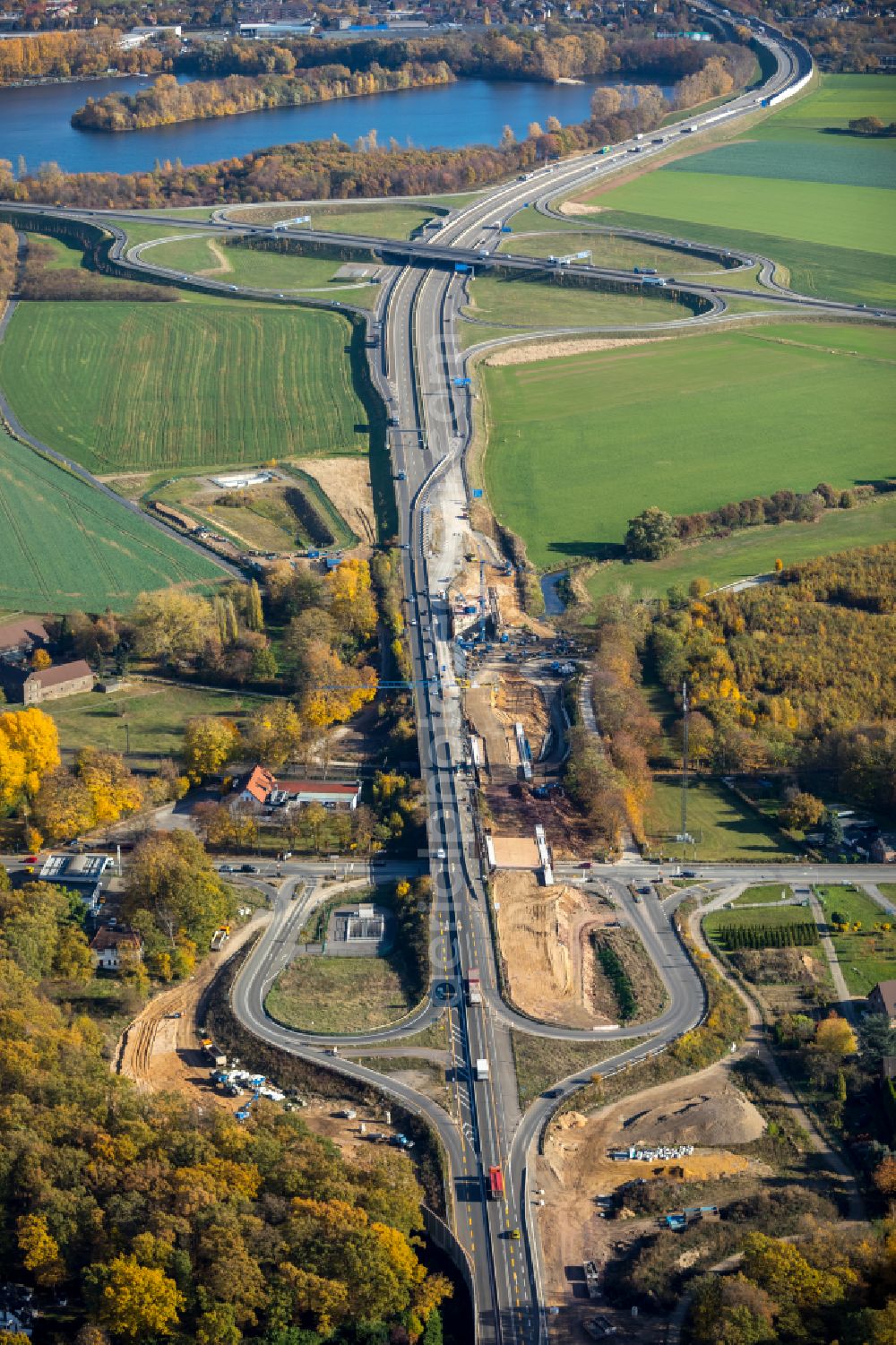 Duisburg from the bird's eye view: Route and lanes in the course of the exit and access of the motorway junction of the BAB AA524 - L288 in Duisburg at Ruhrgebiet in the state North Rhine-Westphalia, Germany