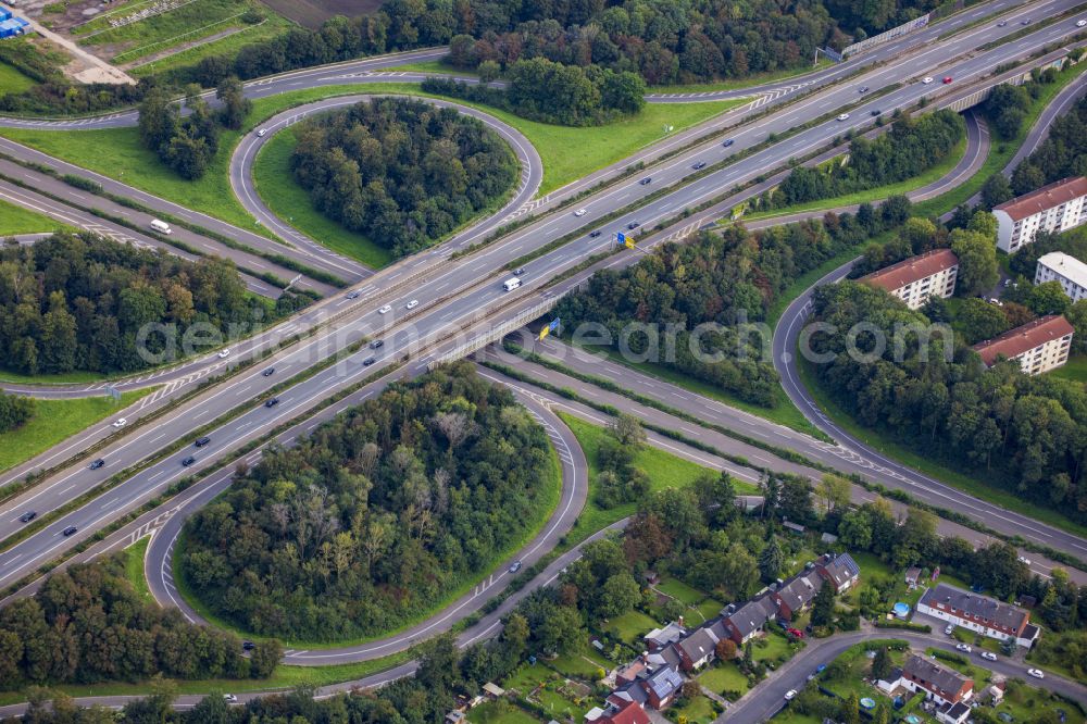 Aerial photograph Krefeld - Route and lanes along the exit and entrance of the motorway junction of the BAB A57 on the Charlottenring road in Krefeld in the Ruhr area in the federal state of North Rhine-Westphalia, Germany