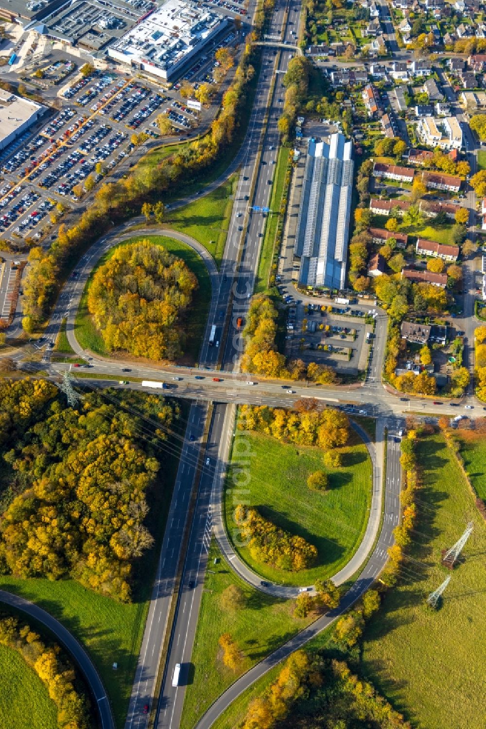 Aerial photograph Bochum - Route and lanes in the course of the exit and access of the motorway junction of the BAB A40 - Am Rurhrpark in the district Harpen in Bochum at Ruhrgebiet in the state North Rhine-Westphalia, Germany