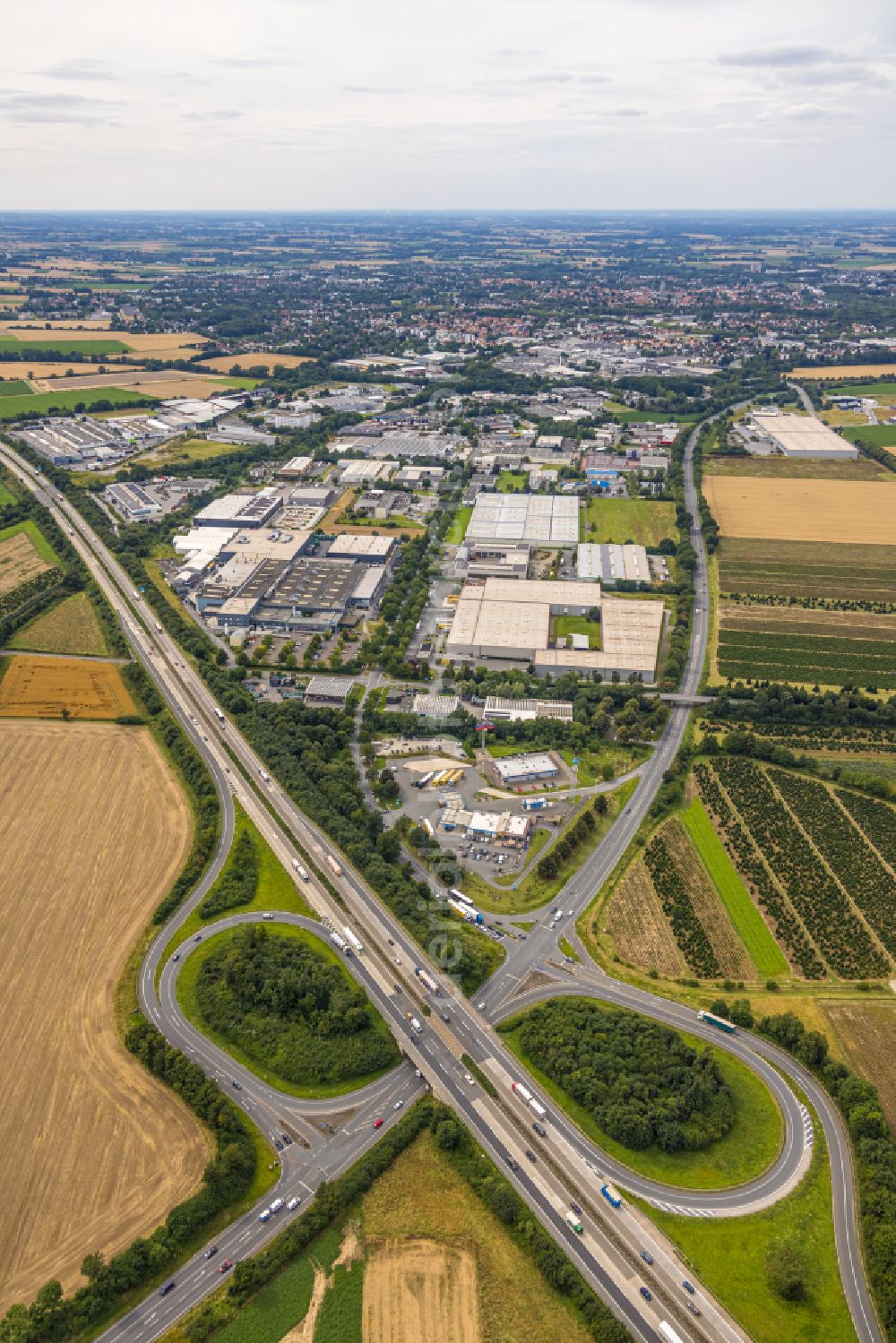 Aerial photograph Bad Sassendorf - Route and lanes along the exit and entrance of the motorway junction of the BAB A4 Soest-Ost on the B475 road in Bad Sassendorf in the federal state of North Rhine-Westphalia, Germany