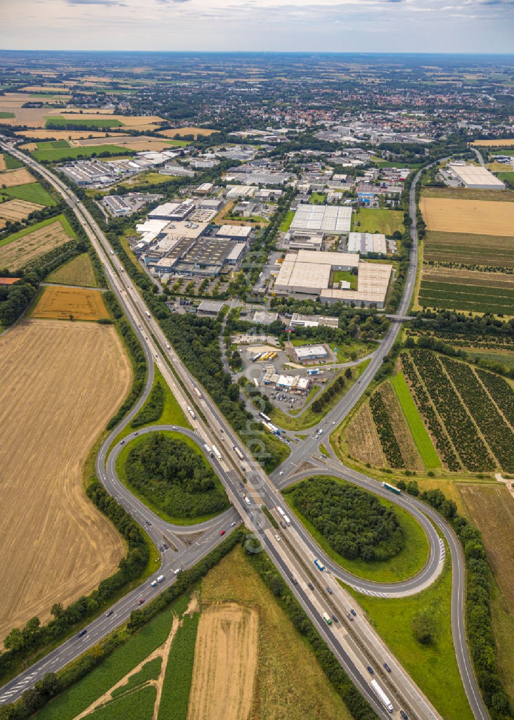 Bad Sassendorf from above - Route and lanes along the exit and entrance of the motorway junction of the BAB A4 Soest-Ost on the B475 road in Bad Sassendorf in the federal state of North Rhine-Westphalia, Germany