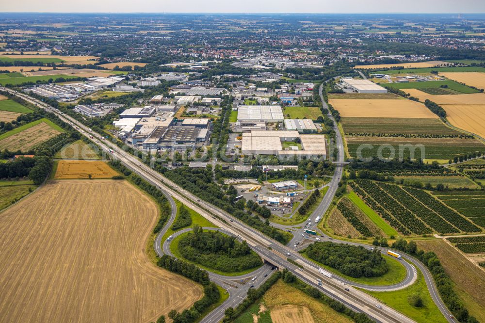 Bad Sassendorf from the bird's eye view: Route and lanes along the exit and entrance of the motorway junction of the BAB A4 Soest-Ost on the B475 road in Bad Sassendorf in the federal state of North Rhine-Westphalia, Germany