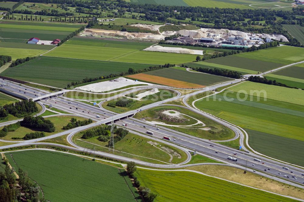 Aerial photograph Unterföhring - Route and lanes in the course of the exit and access of the motorway junction of the BAB A99 in Unterfoehring in the state Bavaria, Germany