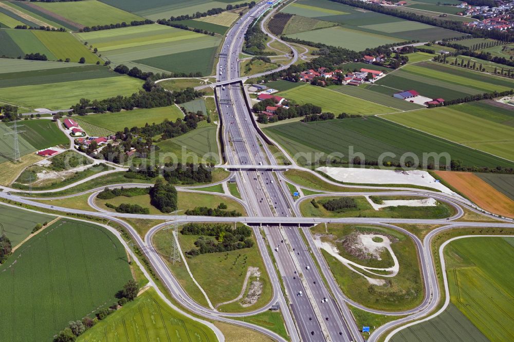 Unterföhring from the bird's eye view: Route and lanes in the course of the exit and access of the motorway junction of the BAB A99 in Unterfoehring in the state Bavaria, Germany