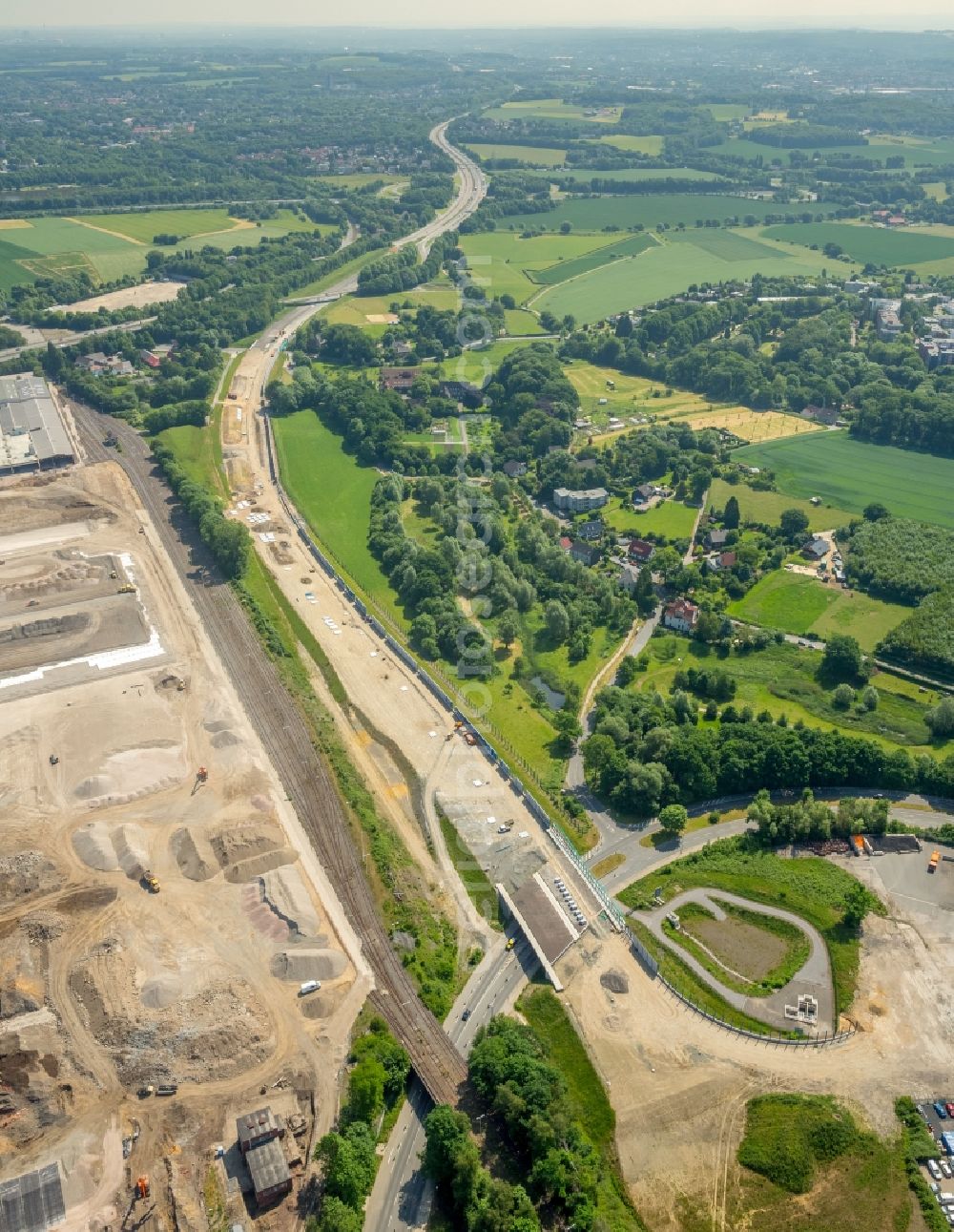 Aerial photograph Bochum - Highway construction site for the expansion and extension of track along the route of A448 and the area of surrounding industrial estate in Bochum in the state North Rhine-Westphalia