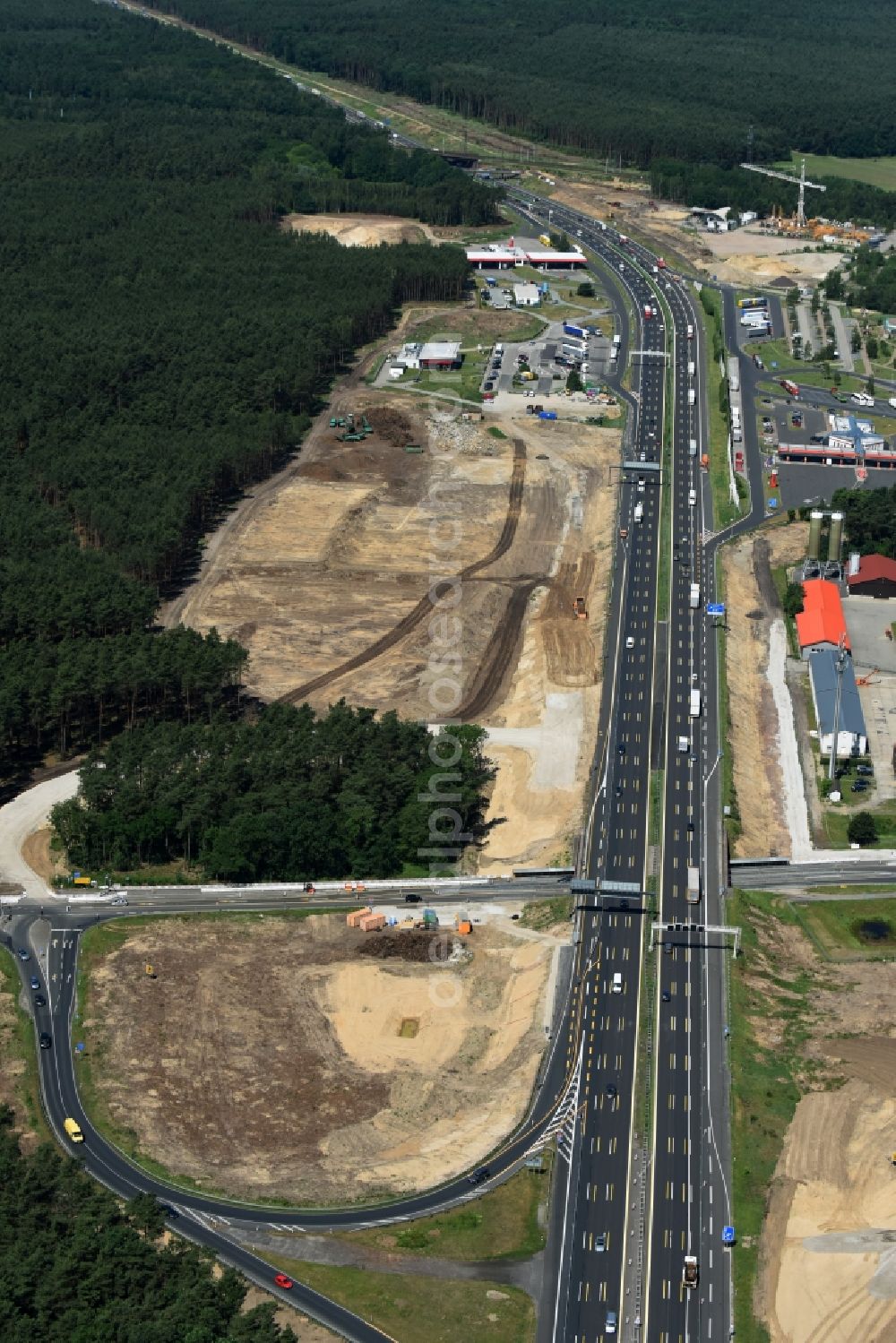 Michendorf from the bird's eye view: Motorway Construction and wheel spacers along the route of the motorway A10 to 8-lane track extension in Michendorf in Brandenburg