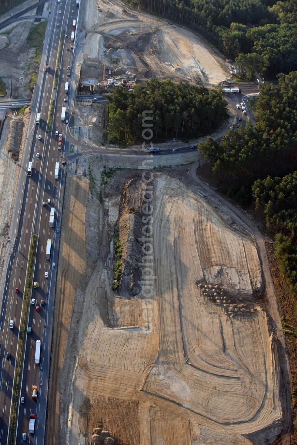 Michendorf from the bird's eye view: Motorway Construction and wheel spacers along the route of the motorway A10 to 8-lane track extension in Michendorf in Brandenburg