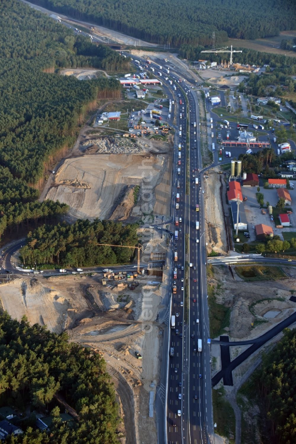 Michendorf from the bird's eye view: Motorway Construction and wheel spacers along the route of the motorway A10 to 8-lane track extension in Michendorf in Brandenburg