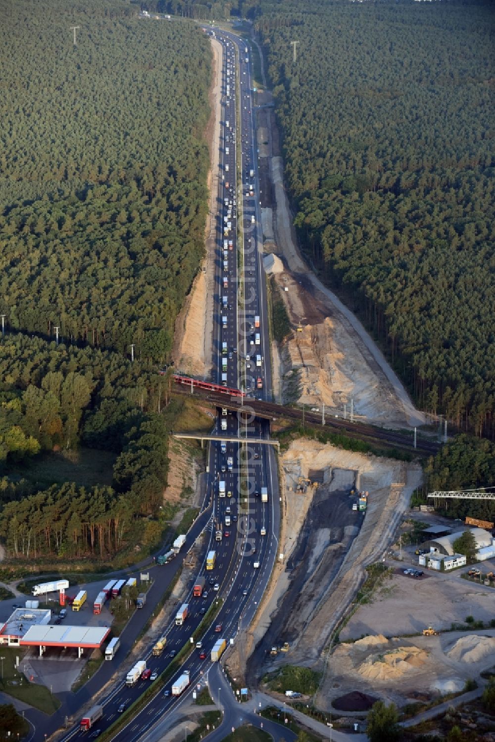 Aerial photograph Michendorf - Motorway Construction and wheel spacers along the route of the motorway A10 to 8-lane track extension in Michendorf in Brandenburg