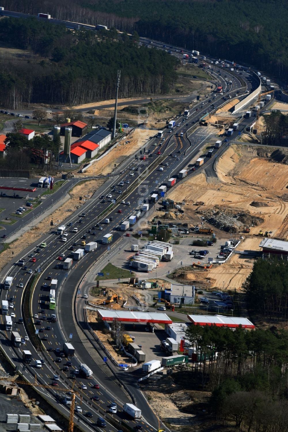 Michendorf from the bird's eye view: Motorway Construction and wheel spacers along the route of the motorway A10 to 8-lane track extension in Michendorf in Brandenburg