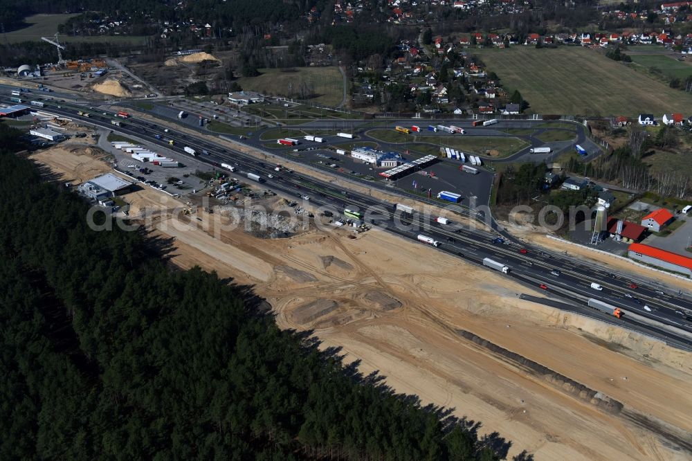 Aerial photograph Michendorf - Motorway Construction and wheel spacers along the route of the motorway A10 to 8-lane track extension in Michendorf in Brandenburg