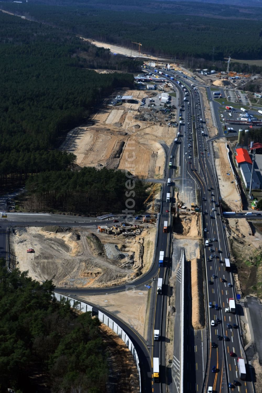 Michendorf from the bird's eye view: Motorway Construction and wheel spacers along the route of the motorway A10 to 8-lane track extension in Michendorf in Brandenburg