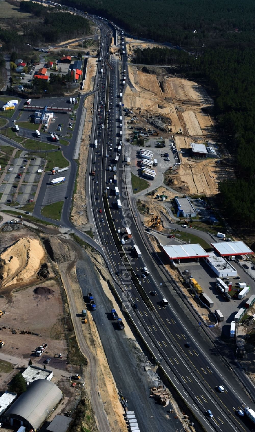 Aerial photograph Michendorf - Motorway Construction and wheel spacers along the route of the motorway A10 to 8-lane track extension in Michendorf in Brandenburg