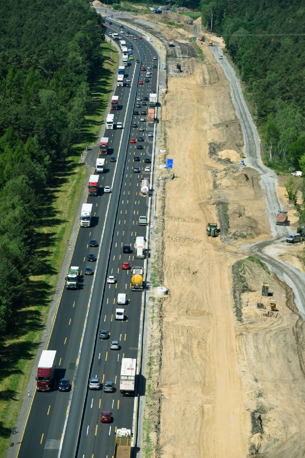 Michendorf from the bird's eye view: Motorway Construction and wheel spacers along the route of the motorway A10 to 8-lane track extension in Michendorf in Brandenburg