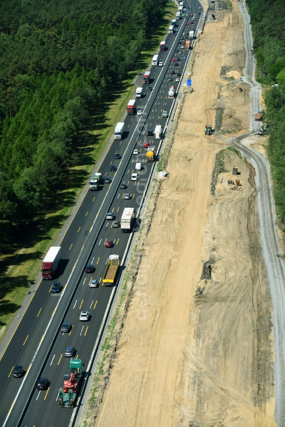 Aerial photograph Michendorf - Motorway Construction and wheel spacers along the route of the motorway A10 to 8-lane track extension in Michendorf in Brandenburg