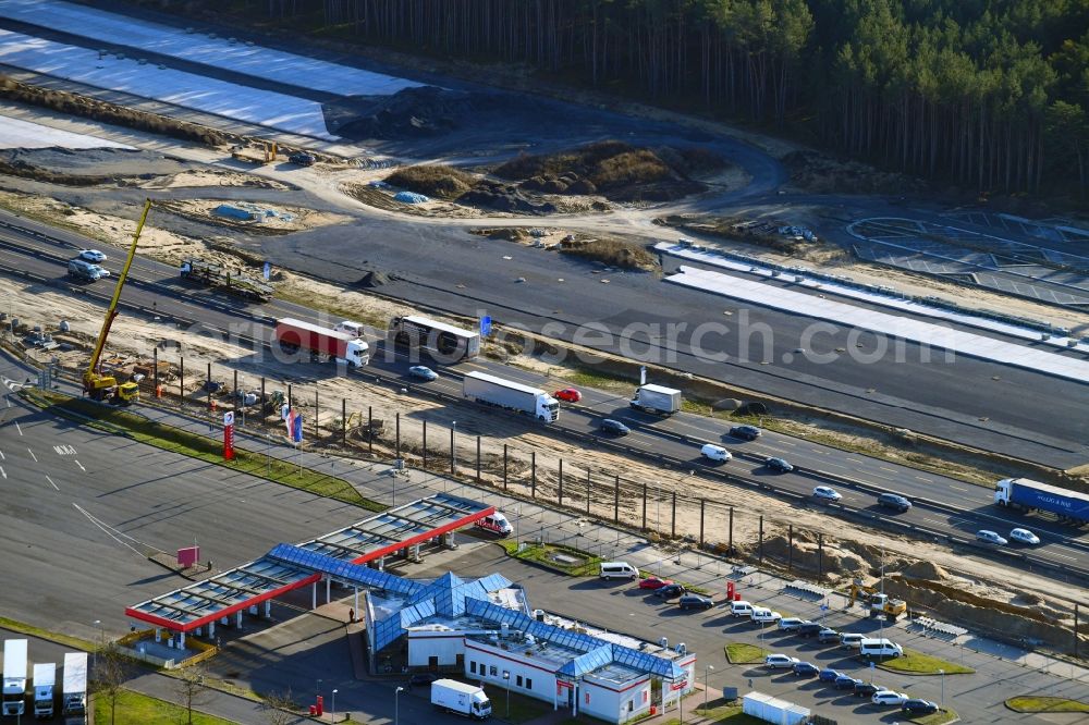 Aerial photograph Michendorf - Motorway Construction and wheel spacers along the route of the motorway A10 to 8-lane track extension in Michendorf in Brandenburg