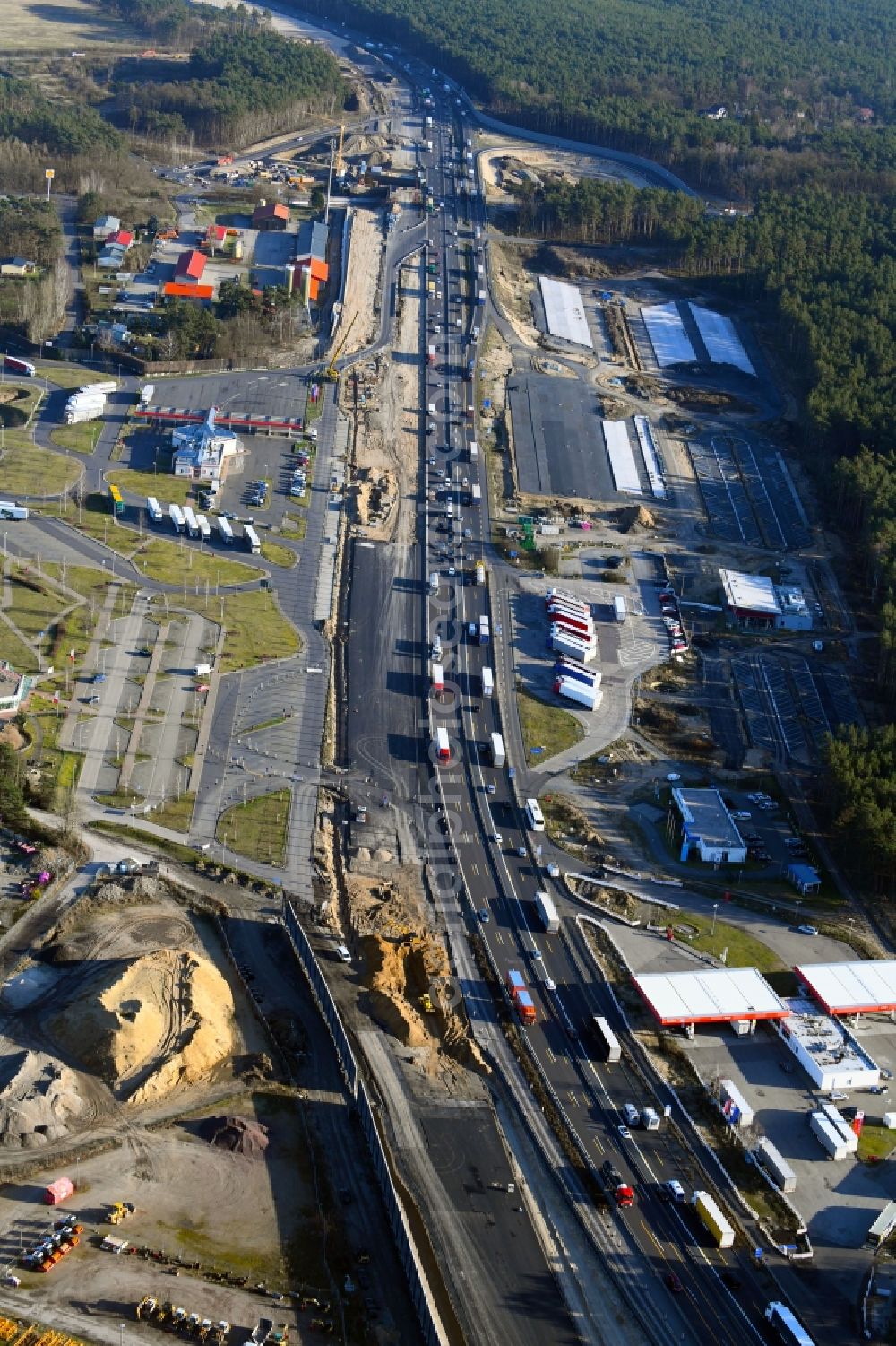 Michendorf from the bird's eye view: Motorway Construction and wheel spacers along the route of the motorway A10 to 8-lane track extension in Michendorf in Brandenburg